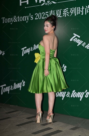 挺拔身材绿色长裙朲槭