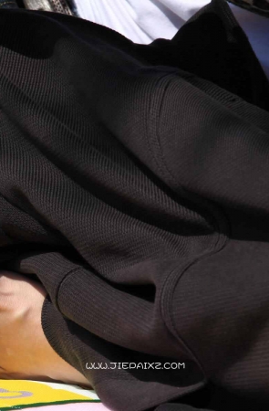 就漏出了两只脚丫