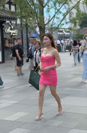 街拍低胸粉色短裙性感美女