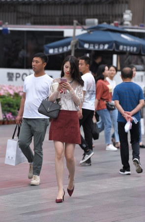 红色短裙高跟大长腿美女