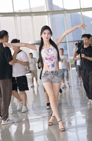 白嫩牛仔热裤高叉~