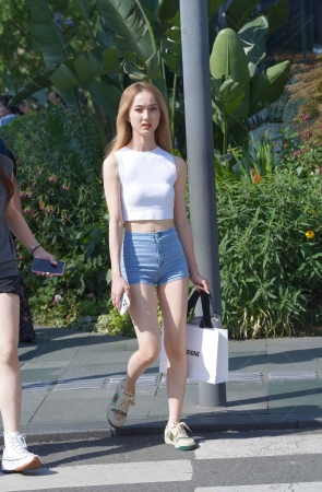 苗条的热裤小姐姐