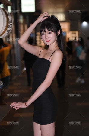 搭讪吊带裙清纯女孩