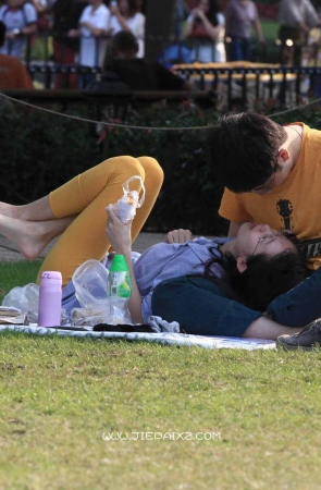 公园约会小情侣