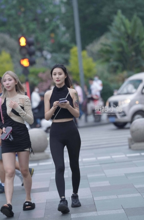 街拍黑色紧身裤美眉