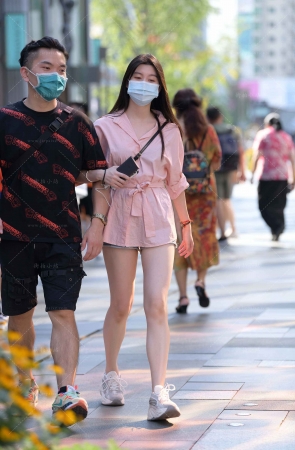 街拍粉色晨色，热裤女友