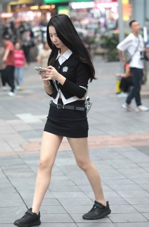 肉丝街拍短裙妹子