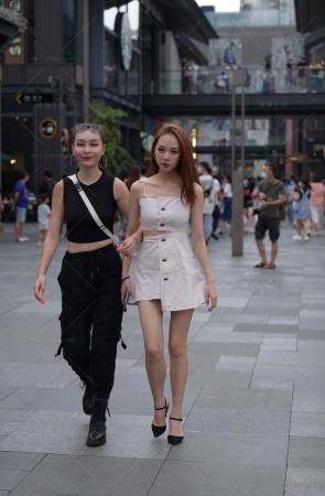 街拍白短裙小姐姐