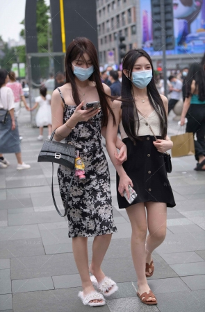 小姐姐的毛毛拖鞋真可爱