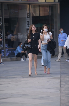 连体衣气质小姐姐