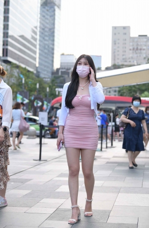 街拍粉色裙性感美女