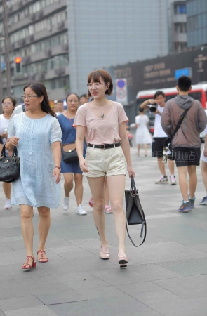 街拍小清新文艺范短发姑娘